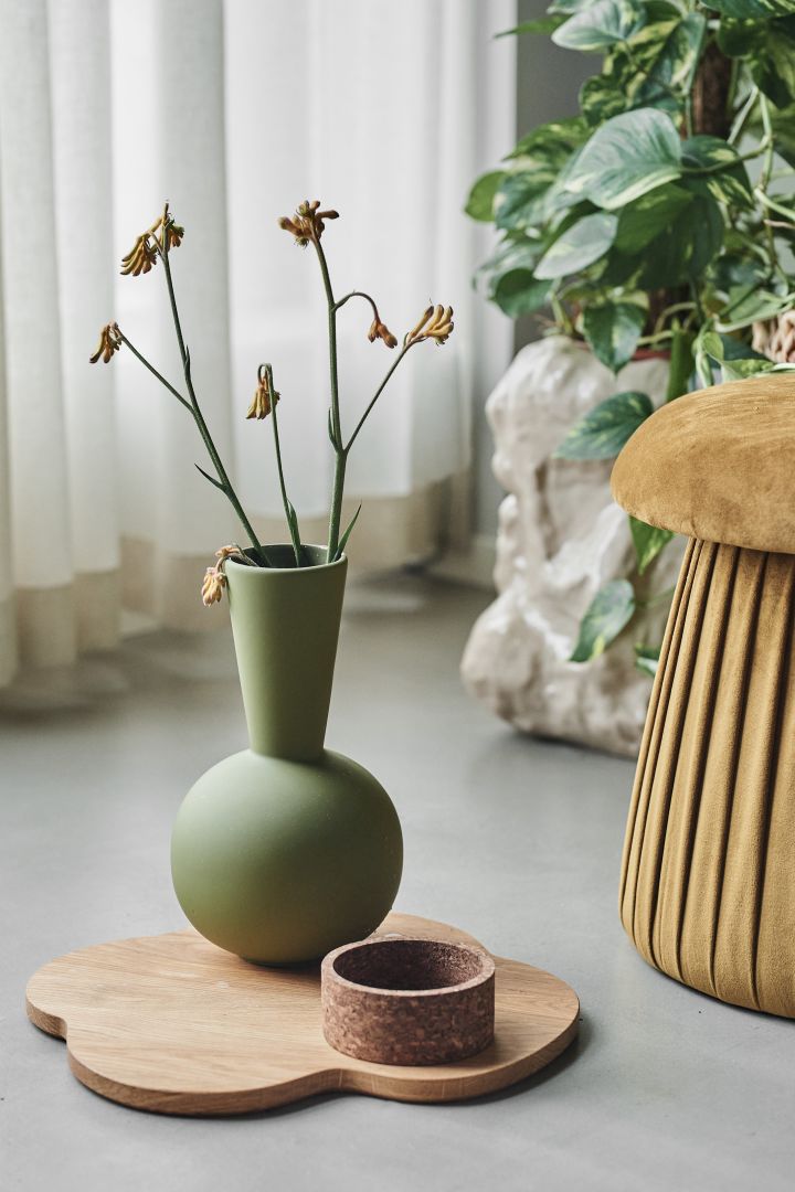 Decorating with nature's greenery is one of the interior design trends for spring 2022 - here you see the Trumpet vase from Cooee Design in a lovely shade of green.