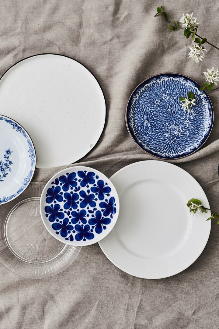 Blue and white are characteristic of Mediterranean decor seen here in the Mon Amie and Ostindia Floris plates from Rörstrand.