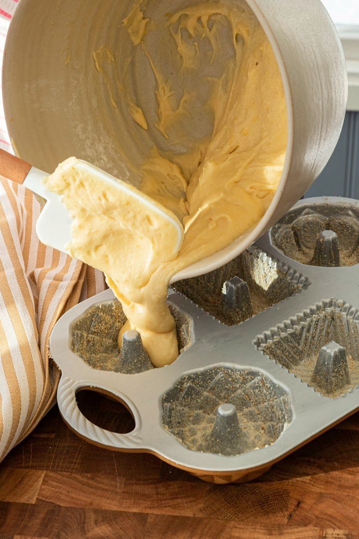 Bake mini sponge cakes in a Geo bundtlette baking tin from Nordic Ware using Baka med Frida's simple Easter cake recipe. Pour in the batter with a practical ladle.