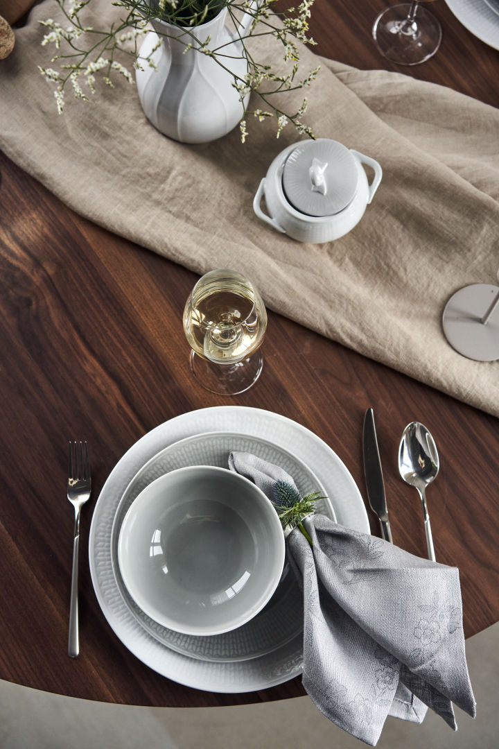 An elegant table setting idea with Swedish Grace from Rörstrand. Here you see the plate and bowl in the colour Mist with a grey napkin from Scandi Living. 