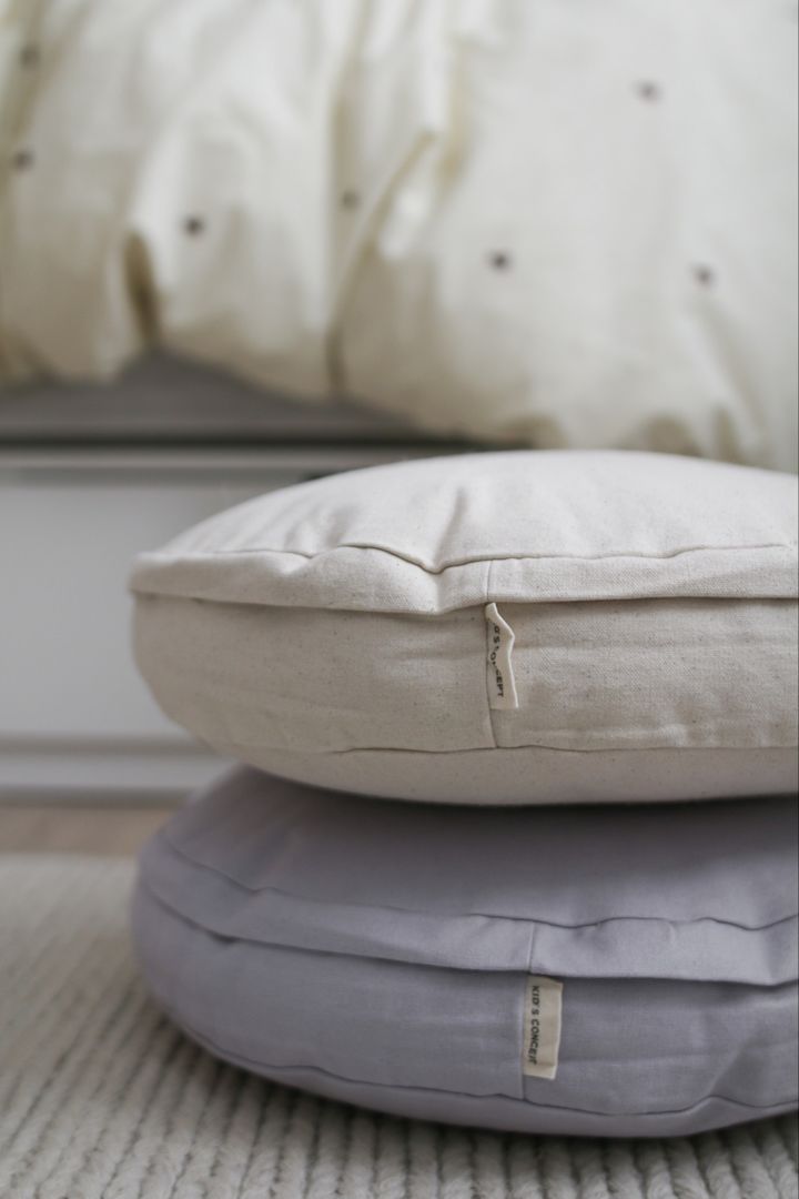 Practical floor cushions from Kids Concept are ideal for a cosy seating area in your children's room. 