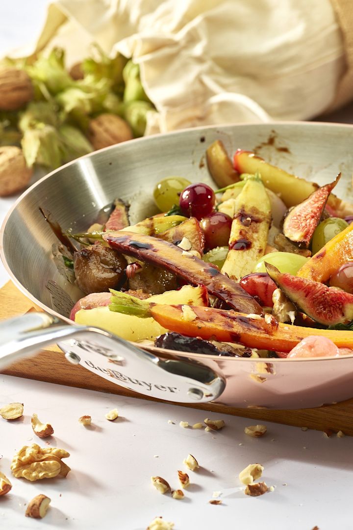 Vegetables are fried in the Prima Matera copper pan from De Buyer.
