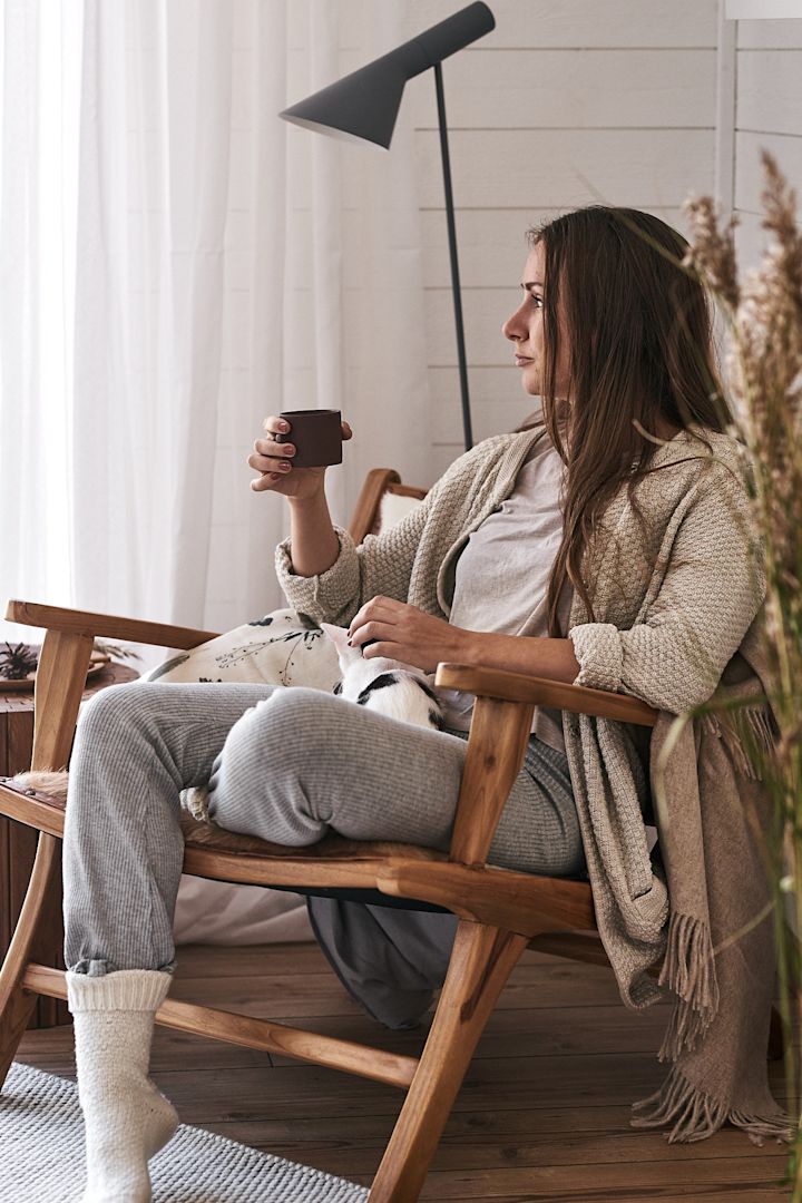 A cosy corner where coffee can be enjoyed and the cat rests on your lap.