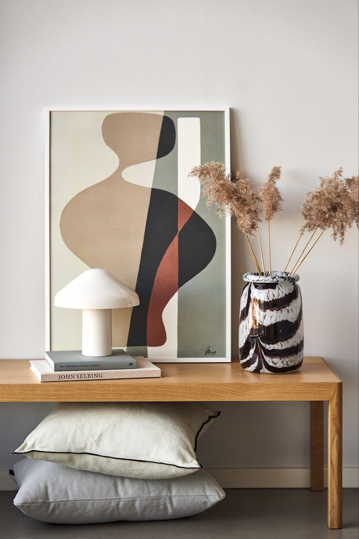 Here you see a number of items in the HAY assortment, the Splash vase, the Pao portable lamp and the Dot and the Outline cushion. 