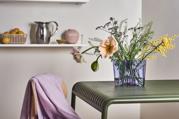 We see a lot of lavender among colour trends in 2022 when it comes to interior design. Here the Alvar Aalto vase in purple and a purple wool blanket from Klippan Yllefabrik.