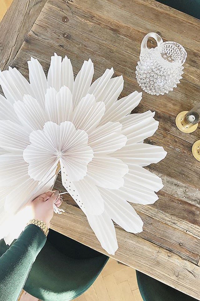 The Snöblomma Christmas star 45cm in paper on the Instagram account linnfrederika.