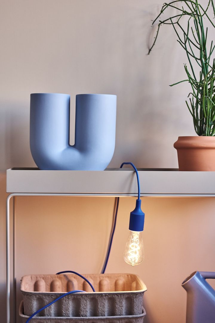 Choose the right light bulb - E27 lamp from Muuto with light bulb with 2500K on a side table.