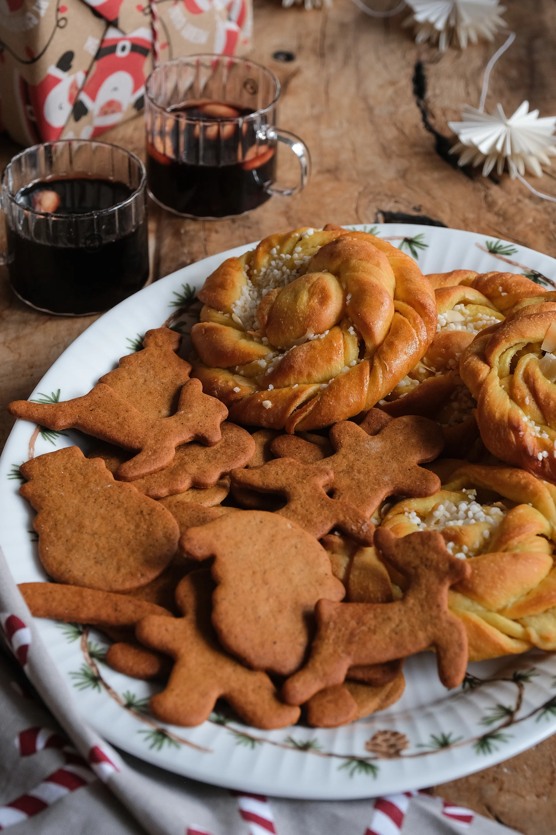 A large platter of gingerbread cookies and saffron buns with vanilla served with mulled wine, recipe from Baka med Frida for your Swedish Christmas baking. 