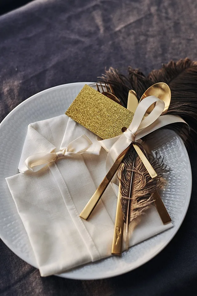 Napkin folding ideas - The white linen napkin Clean from Nordic Nest is perfect to use if you want to fold the stylish shirt collar, an advanced but festive napkin folding.