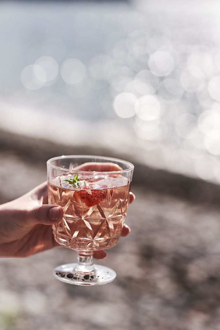 Sagaform picnic-glass in plastic filled with a refreshing alcohol free sangria 