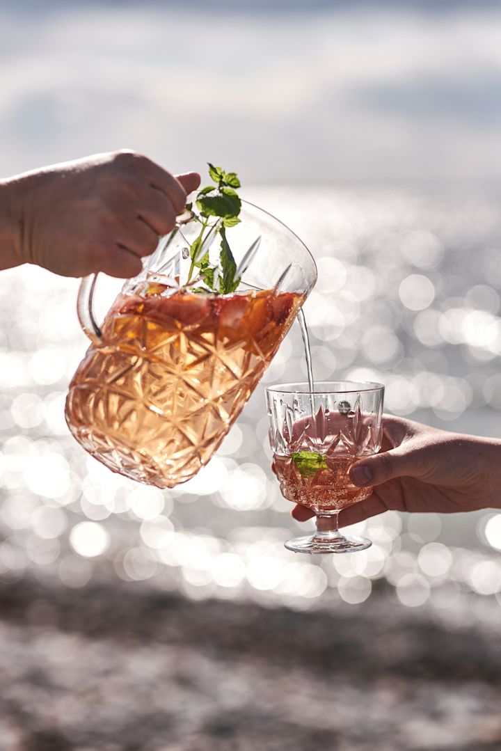 Try a simple cocktail recipe this summer here you see Sagaform picnic-glass in plastic filled with a refreshing alcohol free sangria.