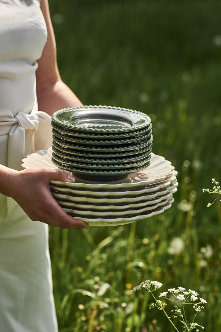 Discover our garden party inspiration - here you see the green side plate Daria from PotteryJo with the Oyster plate from Mateus. 