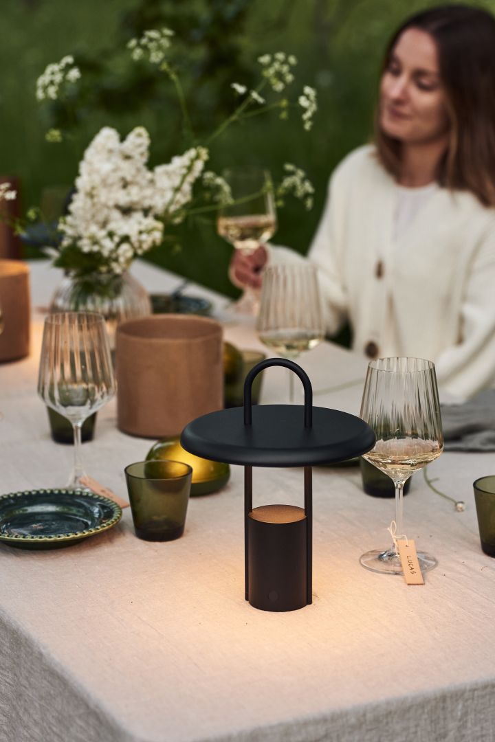 Discover our garden party inspiration - the Stelton Pier lamp in black metal is the ideal portable table lamp for the garden. 