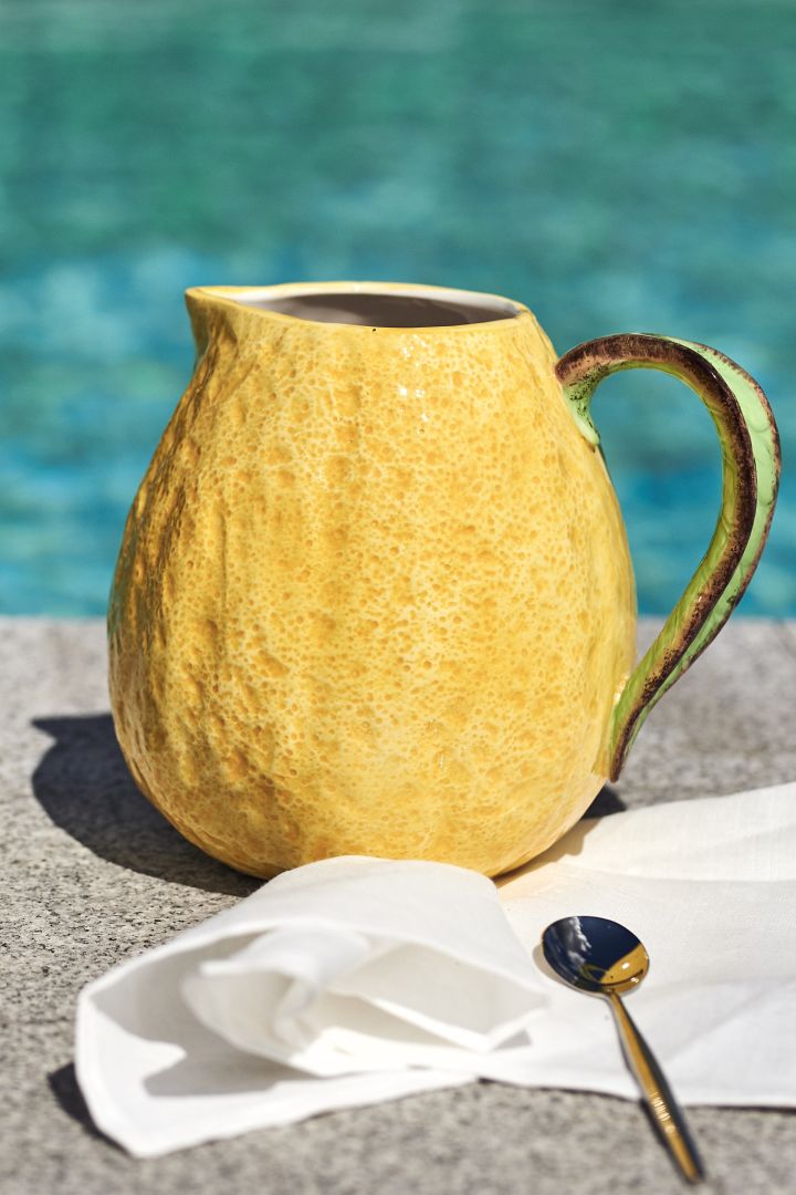 The Lemon jug from By On is the perfect happy addition to your Mediterranean decor. 