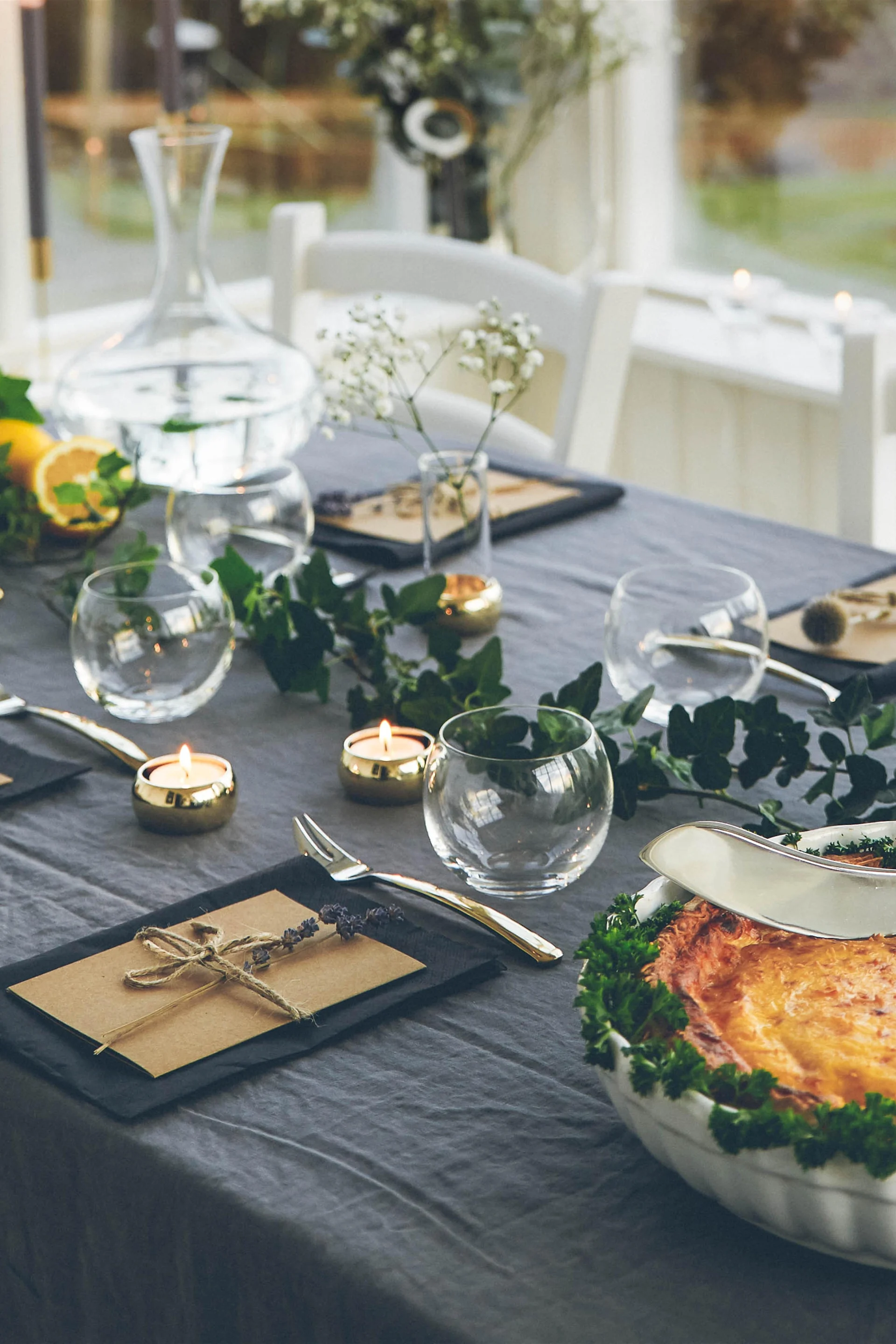 Impressive table decorations are just the thing for a Swedish crayfish party. This table is decorated in dark blue with small tea lights and flowers.