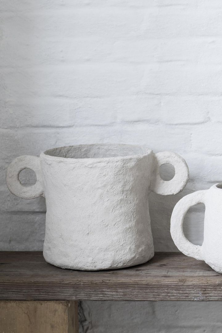 Rustic handmade items are the final trend on the interior design trends for autumn 2022 here you see the white Earth Flower pot from Serax.