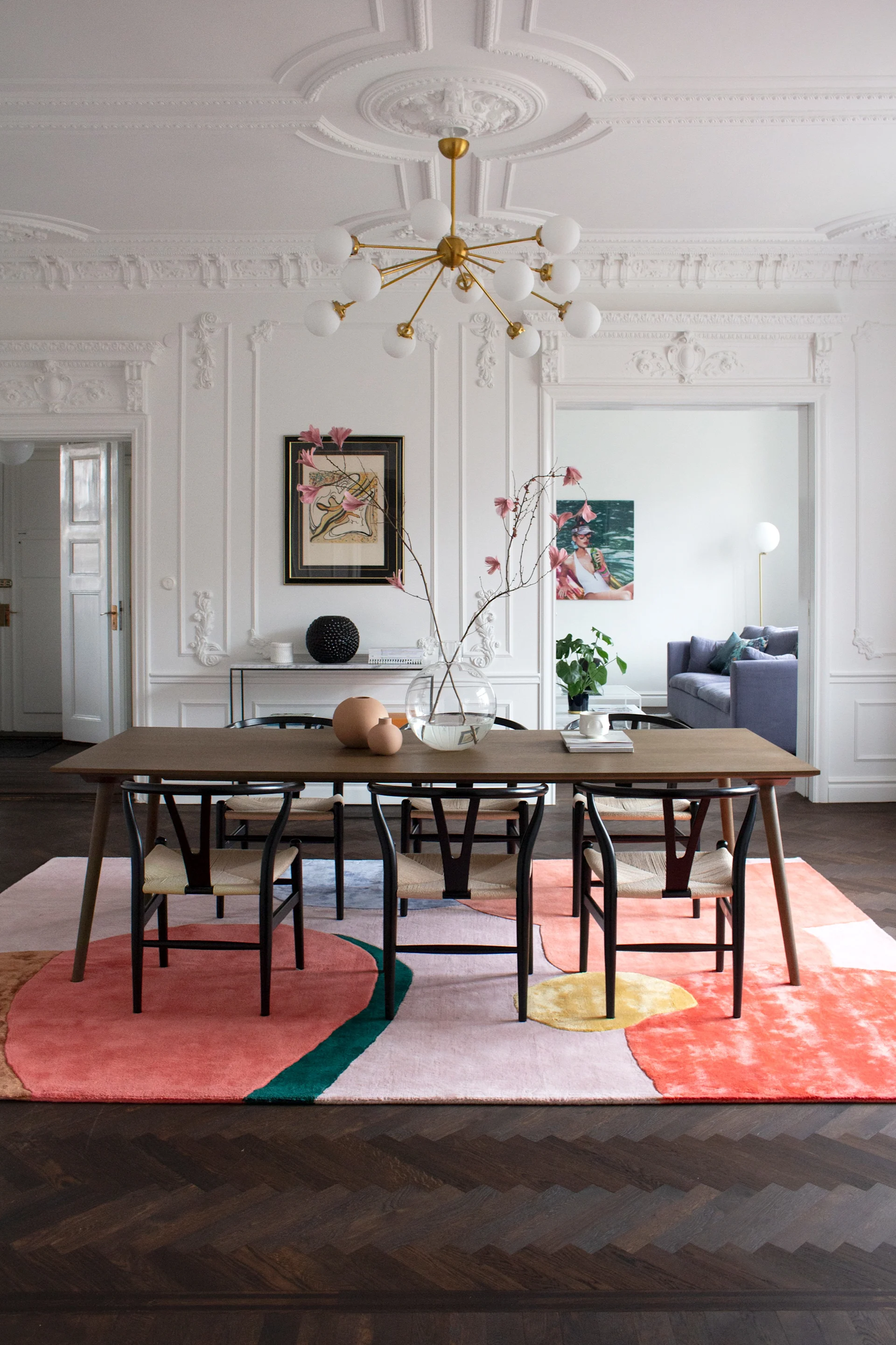 A statement rug in pink tones that reflects the interior design trends of 2026.