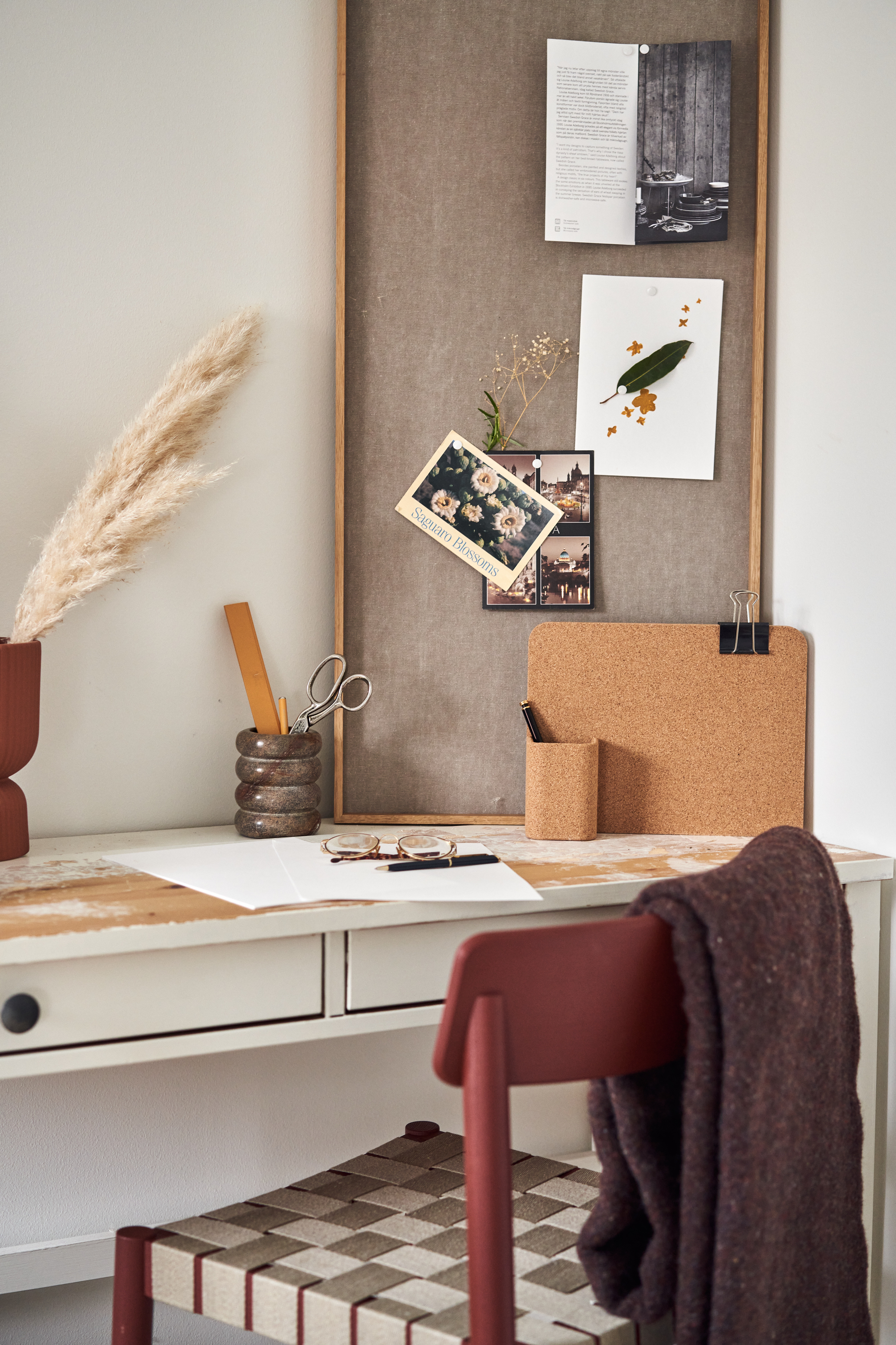 Decorate a small home office – details to make your working day easier