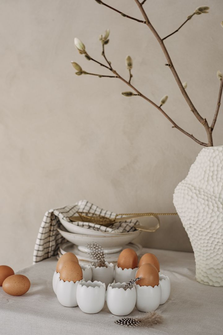 White egg holder, a stylish Easter decoration in ceramic from Cooee Design.