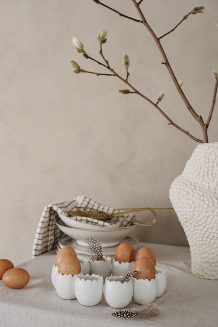 White egg holder, a stylish Easter decoration in ceramic from Cooee Design.