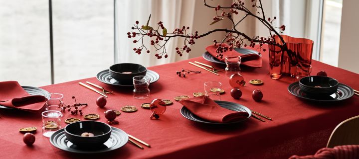 A modern red and grey Christmas table setting with Lines porcelain from NJRD, red linen napkins and a striking red table setting also from NJRD. 