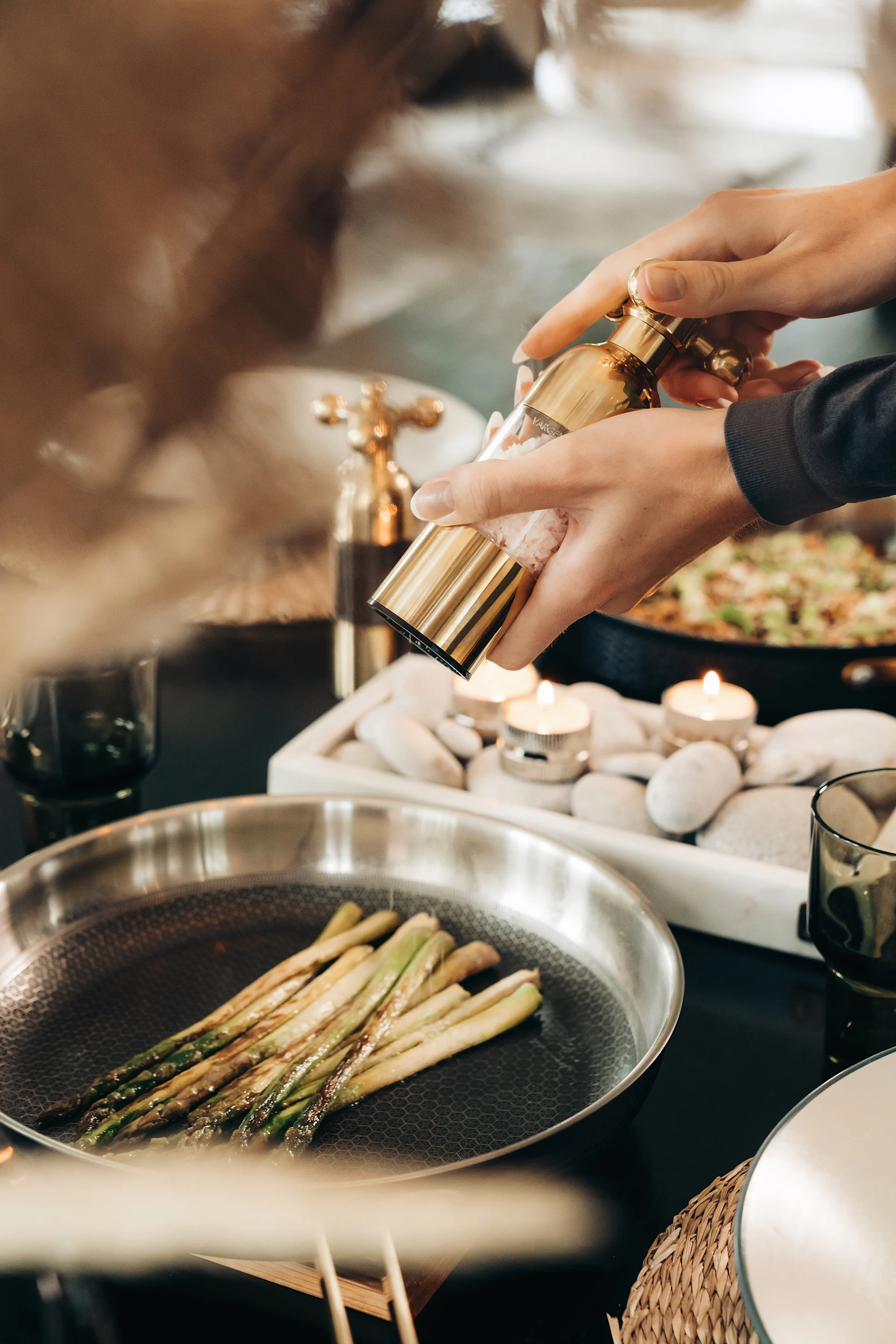 Asparagus is roasted in the copper Mjölner pan from Vargen & Thor.