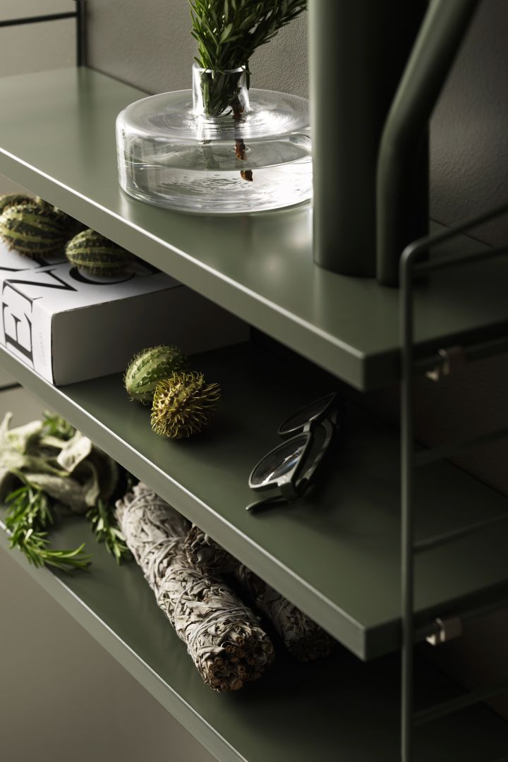 One of the autumn interior design trends in 2021 is green, taking inspiration from nature. Here you see the green Sage Pocket String Shelf from String.