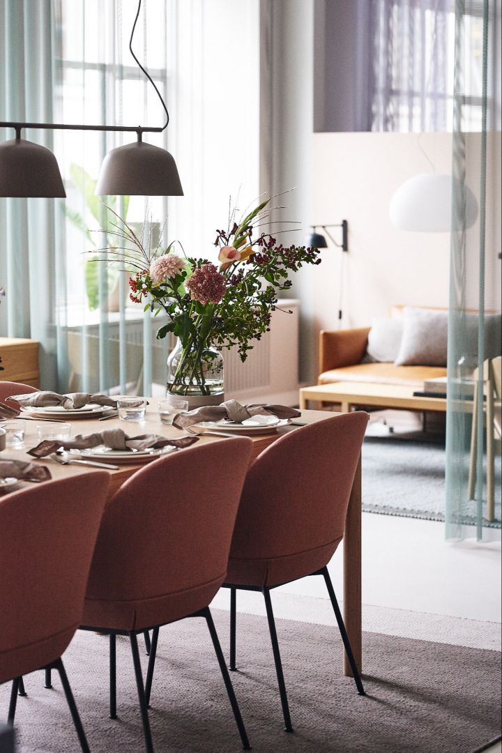 The Varjo wool rug from Muuto in our guide to choosing the right rug looks perfect in the dining area. 