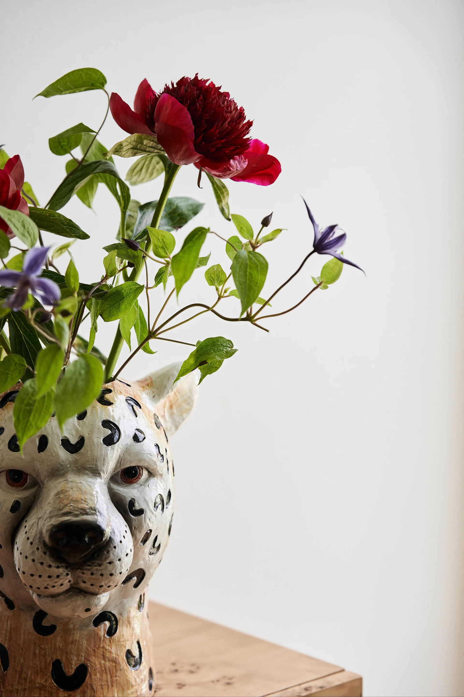 The Cheetah vase from Byon was the start of the brand's success story. Here is a close-up of the cheetah vase with a bouquet of flowers in dark red and blue.