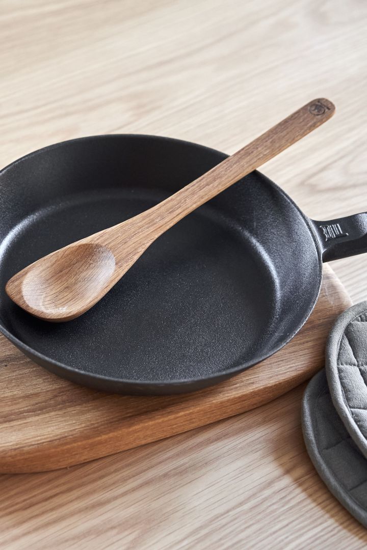 Renew your kitchen with 11 practical and stylish kitchen accessories for easier cooking - here you see a durable Nordic cast iron frying pan from Fiskars.