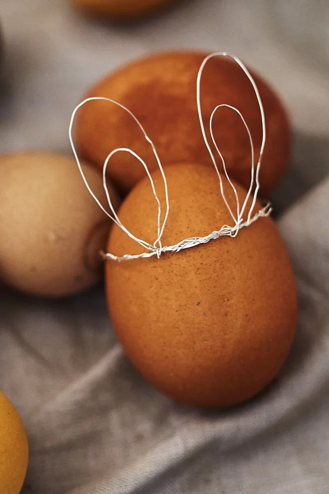 Crafting for Easter: Craft simple bunny ears from copper wire to decorate your eggs in a cute way.