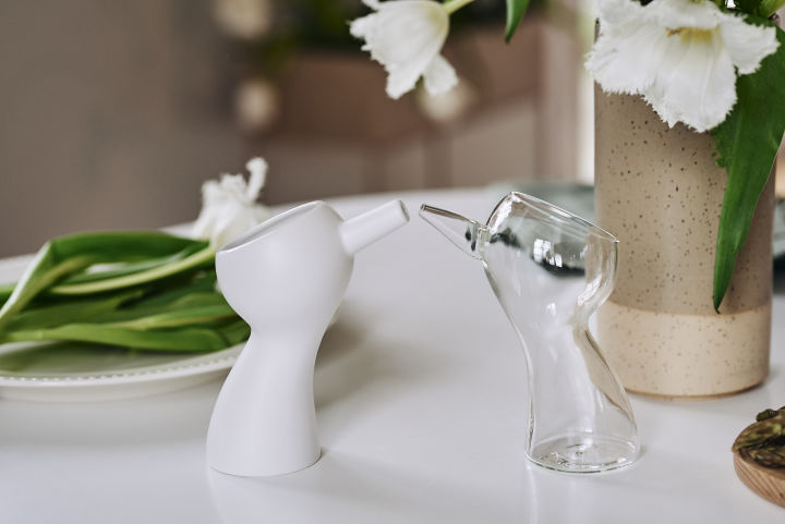Mini Monsieur Cruchot jugs from Serax are on the table looking like little ducks - perfect as stylish Easter decorations.