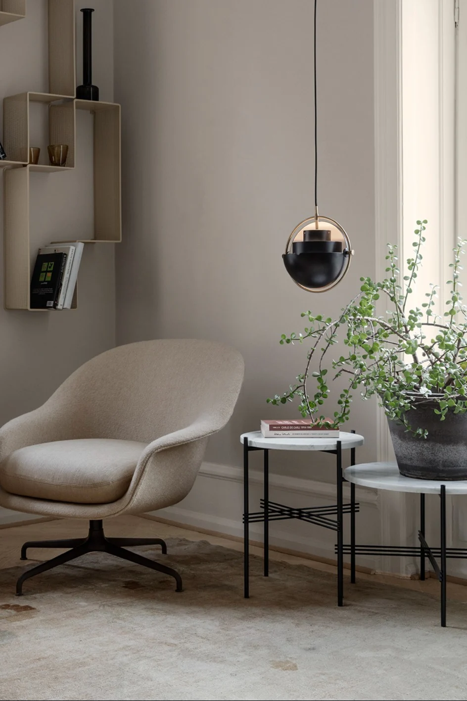 Here you see a classic Scandinavian design lamp, the multi-lite table lamp from Gubi in brass. 