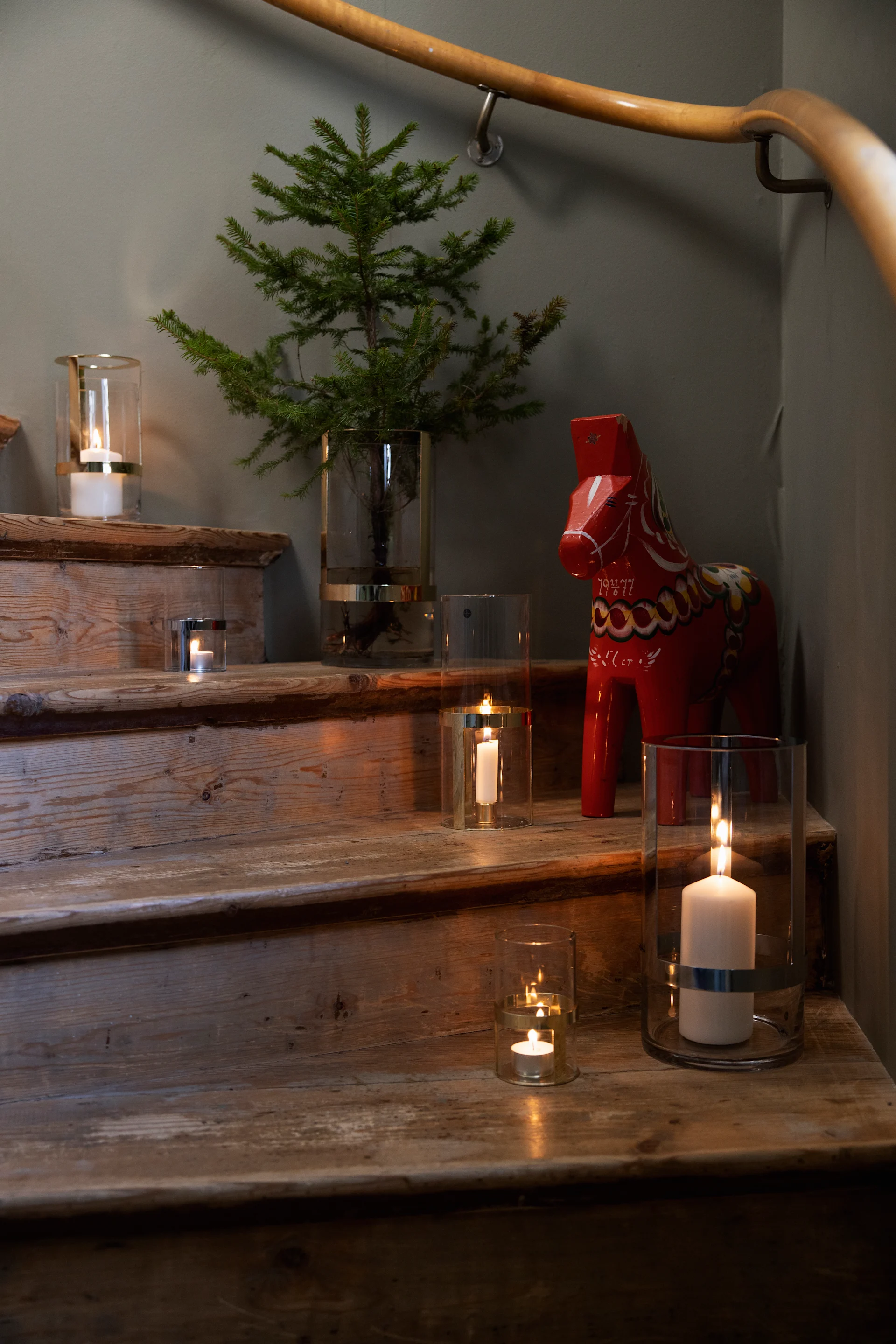 Decorate the stairs too to get into the Christmas spirit. Place Sagaform's Hold vases in different sizes on several steps and fill them with candles and fir greenery. A Dalahäst completes the decoration.