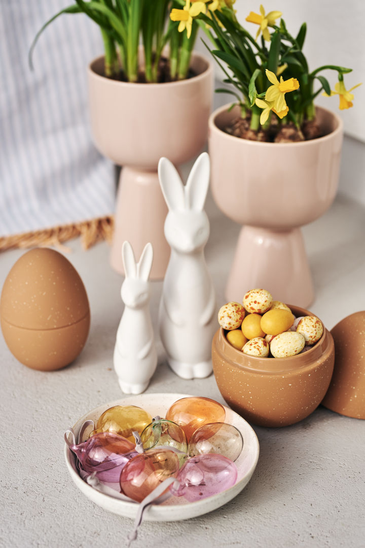 Tips for how to organise an egg hunting with clues this Easter. For children you can use a sign show the way to an egg filled with candy from Cooee Design on the stairs.