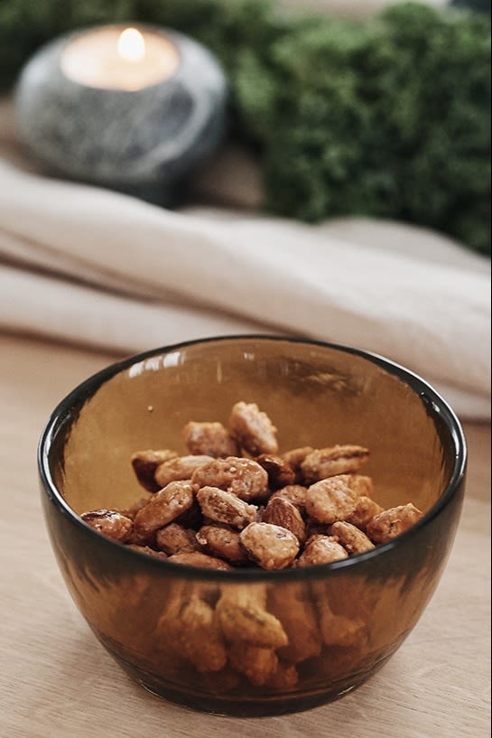 Candied almonds are a simple and delicious Scandinavian Christmas recipe to offer to your guests before their Christmas meal.