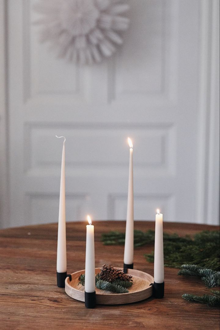 An Advent candlestick with candles in wood and black from Applicata, the perfect modern and minimalist Christmas touch.