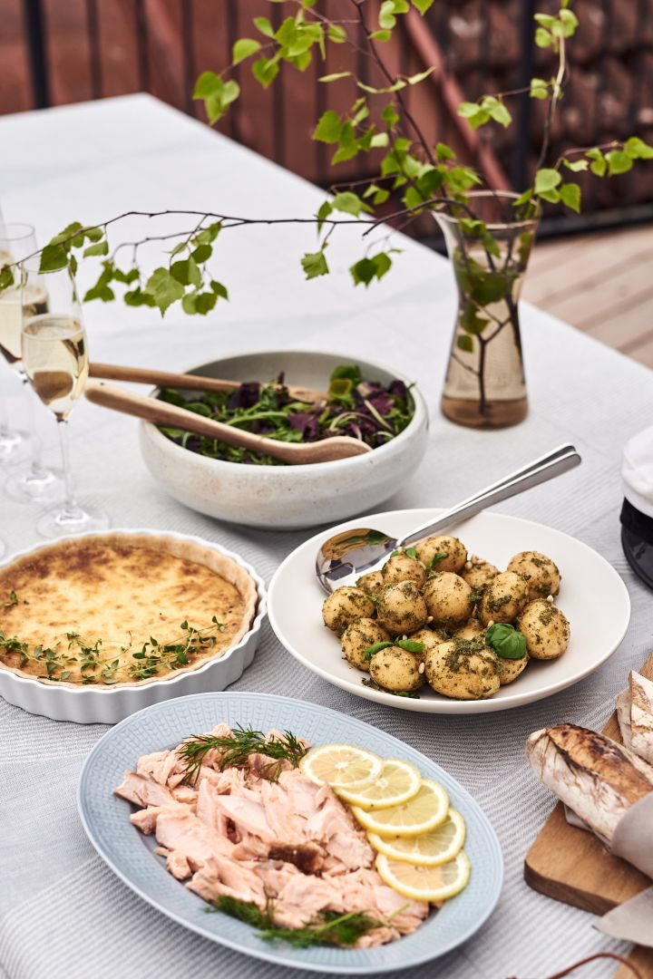 A buffet of warm smoked salmon, Västerbotten pie, pesto potato salad, fresh salad leaves and warm crusty bread for you summer garden party menu. 