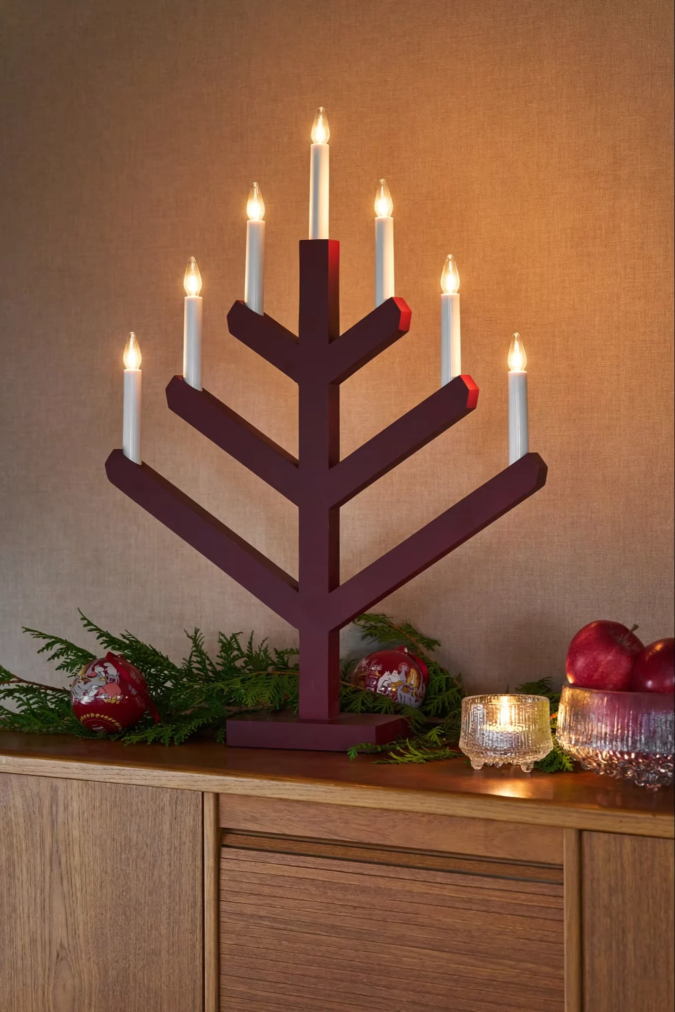 Placing a Christmas candle arch in your window of on the sideboard like here is a Swedish Christmas tradition appreciated by everyone. 