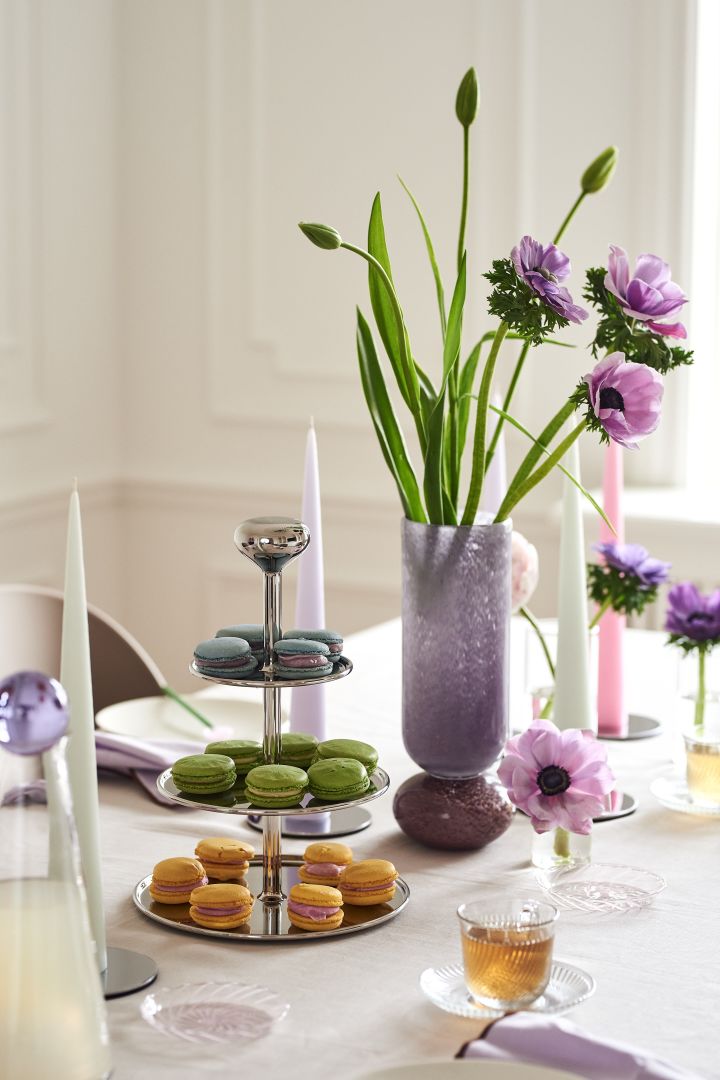 A colourful and elegant table setting, perfect for an Easter celebration or a summer birthday party. 