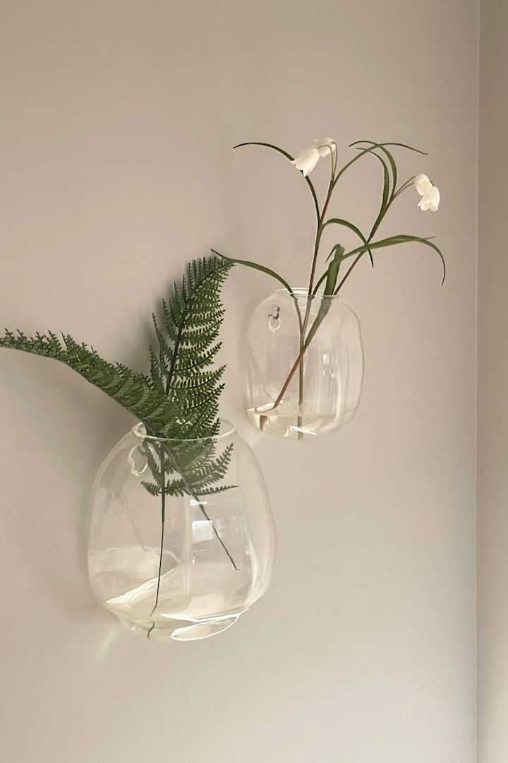 Simple décor is crucial for feng shui. Here, two pebble vases hang on the wall in @elisesinterior's home.