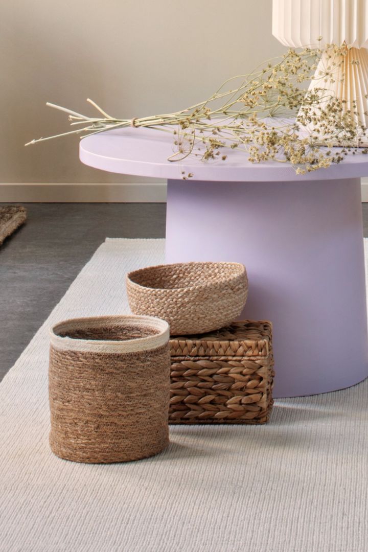 Decorating with durable objects with that feel handmade is one of the interior design trends for spring 2022 - here you see the practical Emil storage baskets from Dixie.
