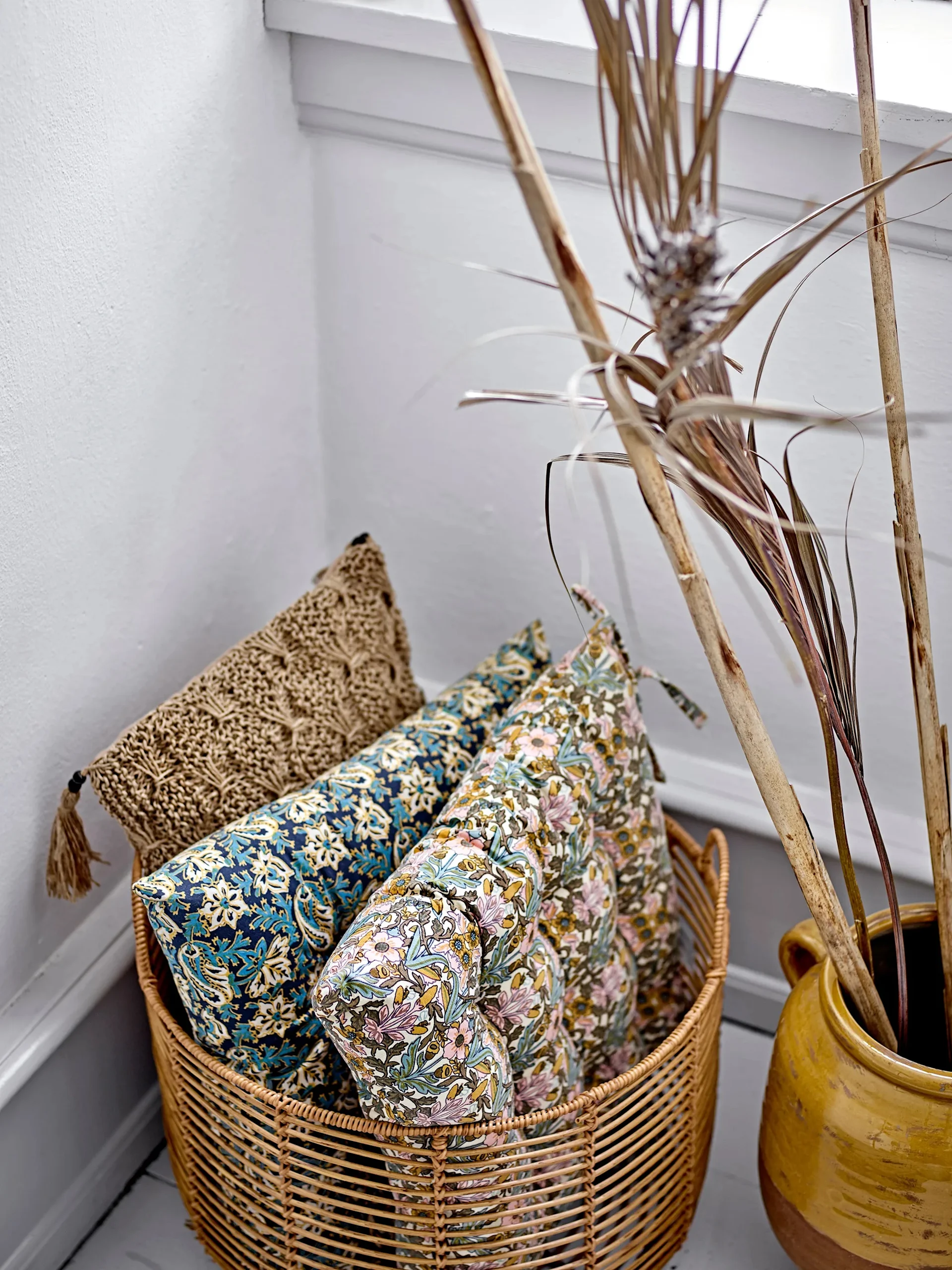 Here Mekkel storage basket in rattan, perfect for smaller chair cushions, a great idea for the balcony.