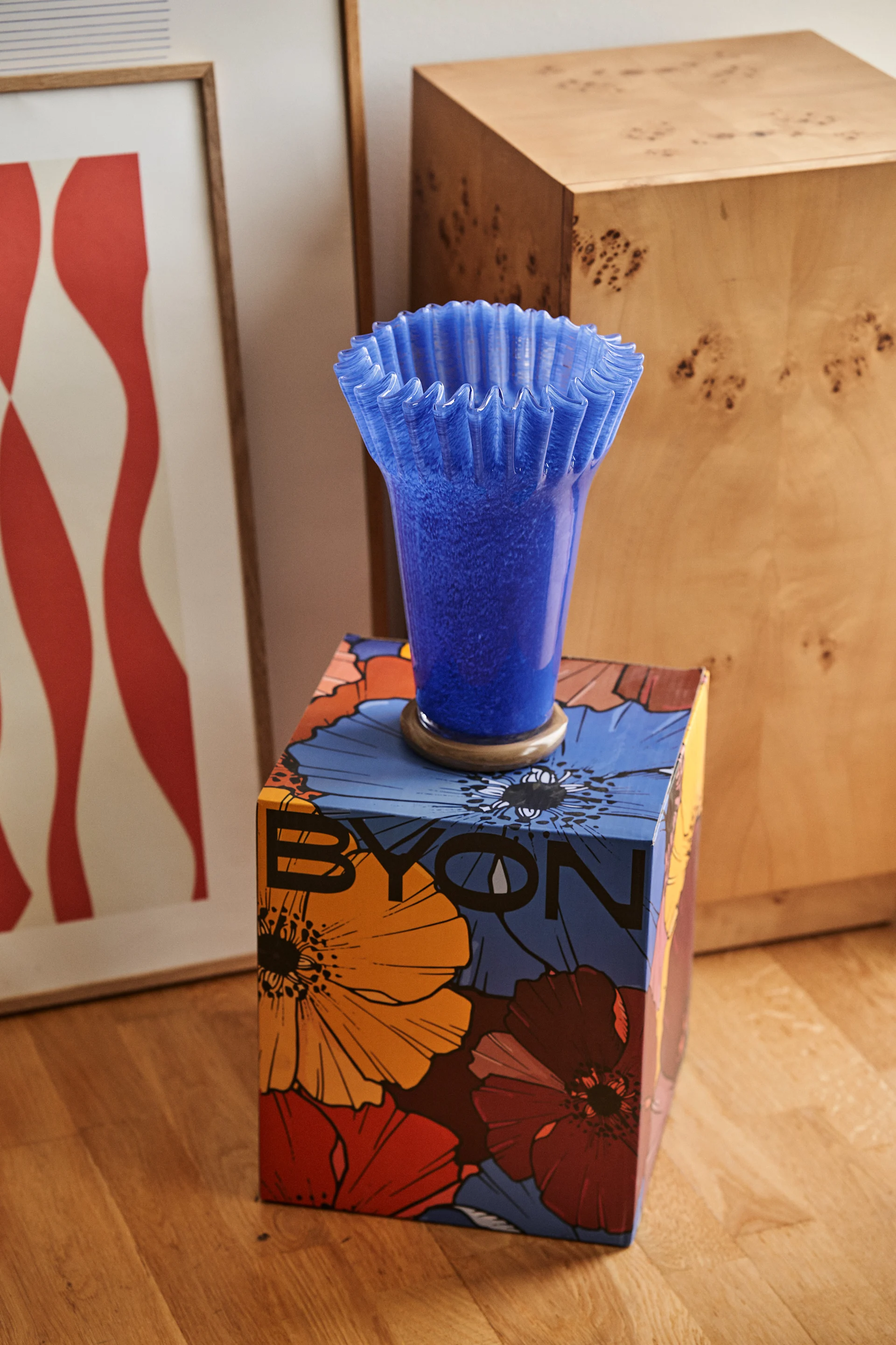 Lori vase in cobalt blue on a floral box with Byon logo.