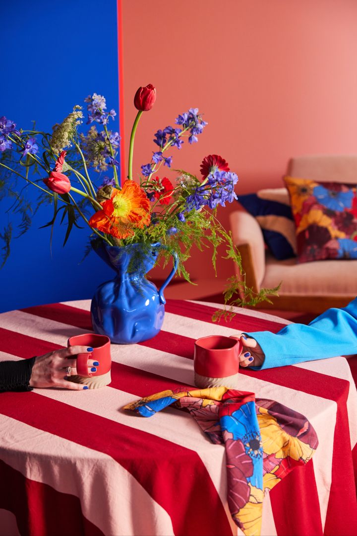 Spring 2024 interior design trends offer colour, statement details and a personal home. We like to decorate with the blue Crumple vase from ByOn.