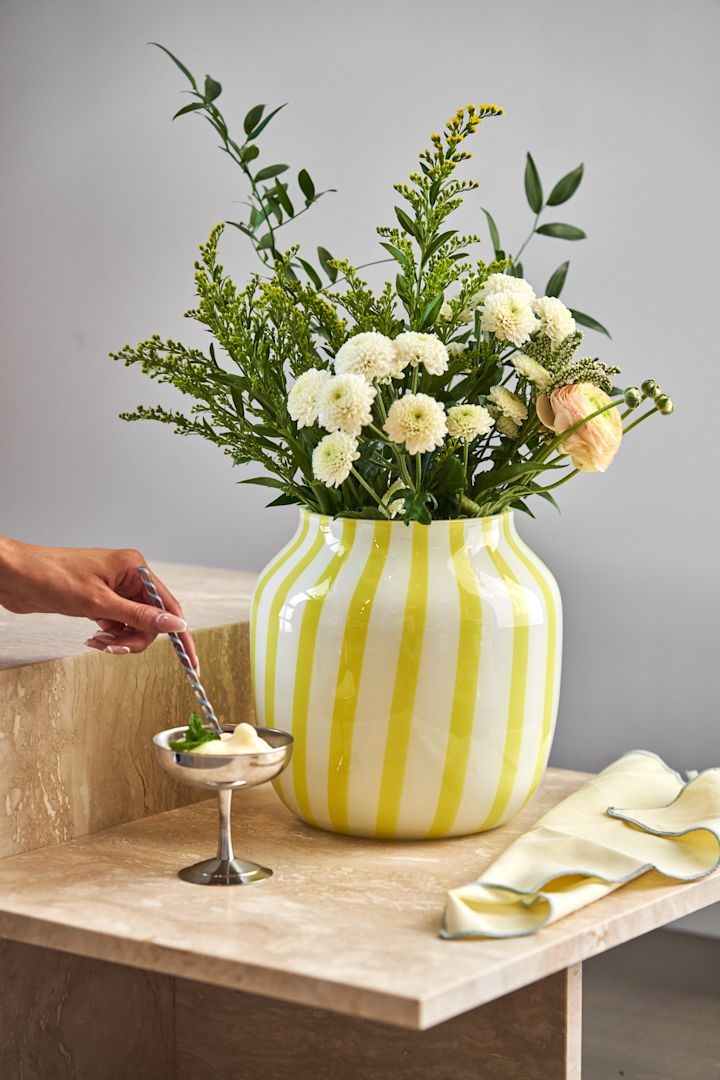 The interior design trends for spring 2023 offer colour, statement vases and creating a party atmosphere. We like to decorate with a yellow striped vase and dessert bowl from HAY.