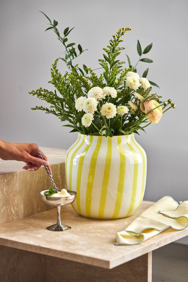 The interior design trends for spring 2023 offer colour, statement vases and creating a party atmosphere. We like to decorate with a yellow striped vase and dessert bowl from HAY.