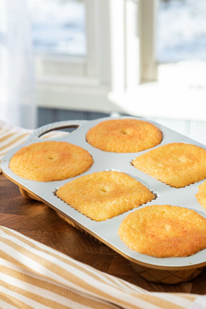 Bake sweet mini sponge cakes in a Geo bundtlette baking tin from Nordic Ware using Baka med Frida's simple Easter cake recipe. Here they are completely ready from the oven.