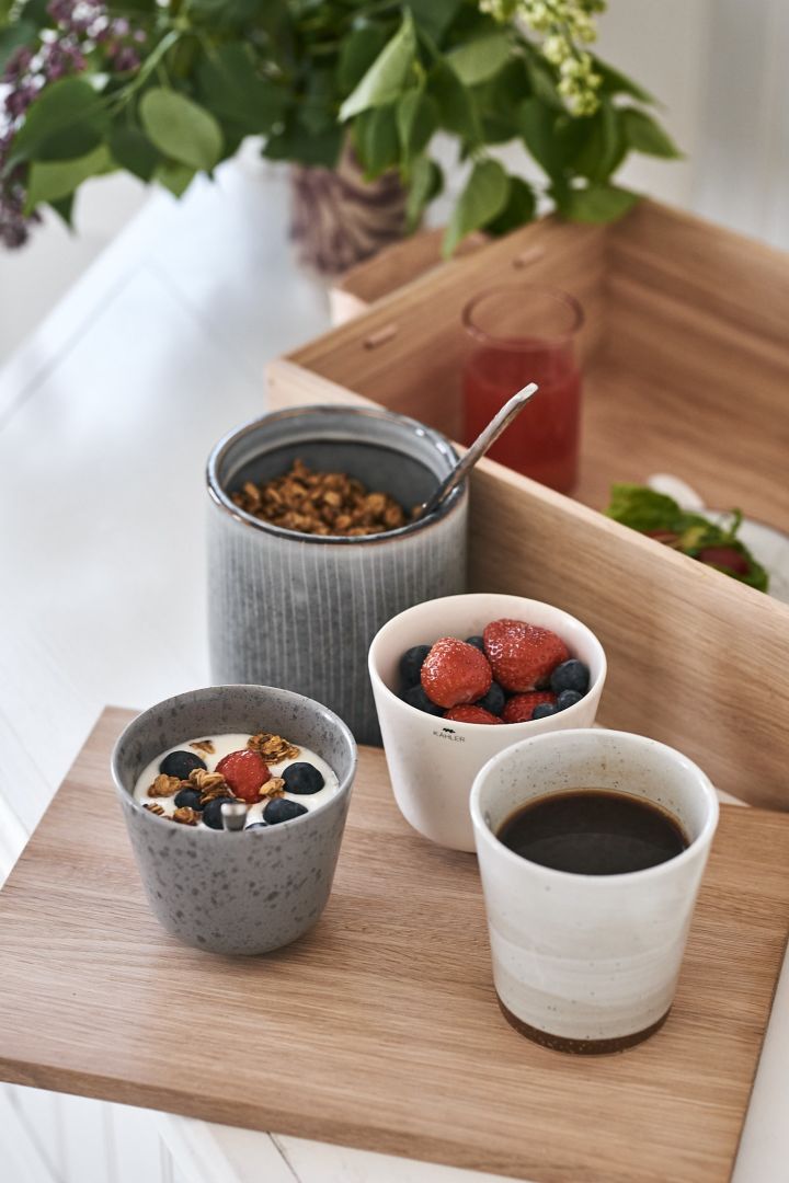 The coffee cup from Broste Copenhagen stands firmly on the lid of Skagerak's bread box when a luxurious breakfast is served in bed.