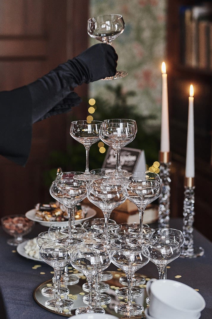 Discover how to build a champagne tower for your New Year's party with glasses from Orrefors and Spiegelau.